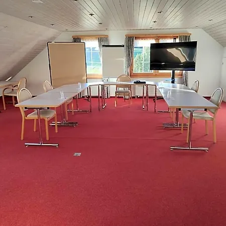 فندق Und Restaurant Chaeseren *